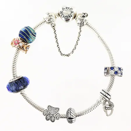 Armband Pandora längd 20cm bredd 3mm, hjärtlås, säkerhetskedja, 7 berlocker varav en i gulmetall, emalj och stenar, silver 925/1000  Vikt: 42,6 g