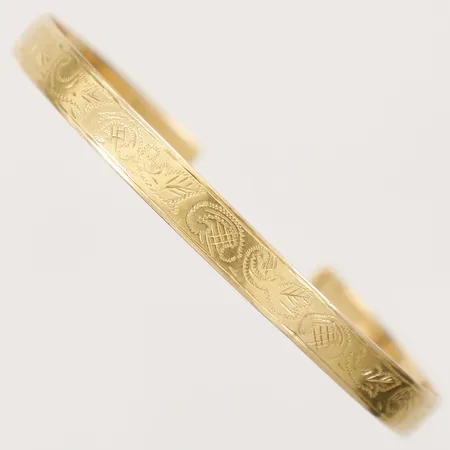 Armring med gravyrdekor, innermått ca 20cm, bredd 6,2mm, 18K  Vikt: 12,8 g