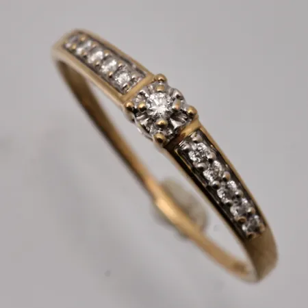 Ring stl:18, bredd 0,9-3,3mm, 11st diamanter, mitten stenen ca 0,025ct, Guldfynd, 18K, 1,87g.