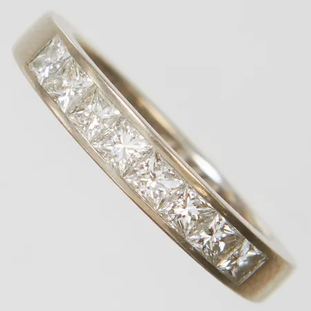Alliansring med princesslipade diamanter 8 x ca.0,10ct, stl: 16¼, bredd: 2,8-3,6mm, personlig gravyr, vitguld, behov av rodiering, 18K Vikt: 4,8 g