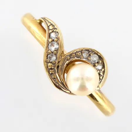 Ring med odlad pärla, stenar, stl:18½ bredd: 2-9mm, graverad, 18K Vikt: 3,9 g