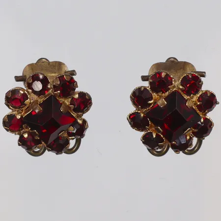 Örhängen i gulmetall med röda stenar/glas clips 12x15mm 