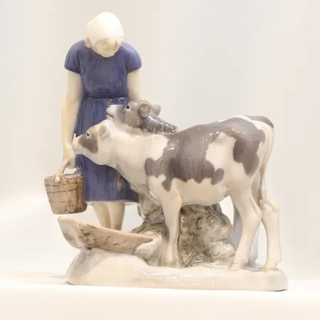 Figurin Bing & Gröndal Mjölkerska, Höjd 20cm, bredd 15,5cm 