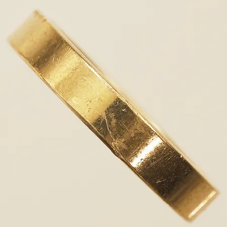 Ring slät stl:19, bredd 3,9mm, Safira, gravyr, 9K  Vikt: 4,2 g