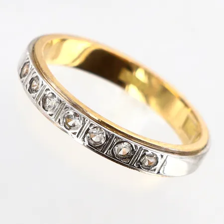 Ring stl:18¼ med stenar, bredd:3mm, 18K  Vikt: 4,5 g