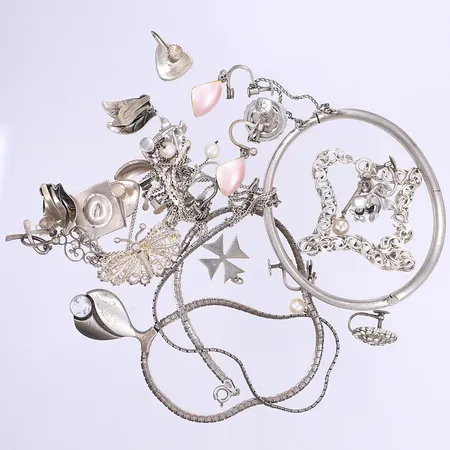 Diverse silver, delvis defekt, delvis med sten, silver 830/1000 Bruttovikt: 73,9g Vikt: 73,9 g