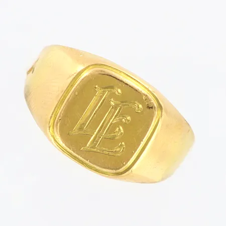 Klackring med monogramgrayr, stl18¾. bredd framtill ca 11mm, 18K Vikt: 4,6 g