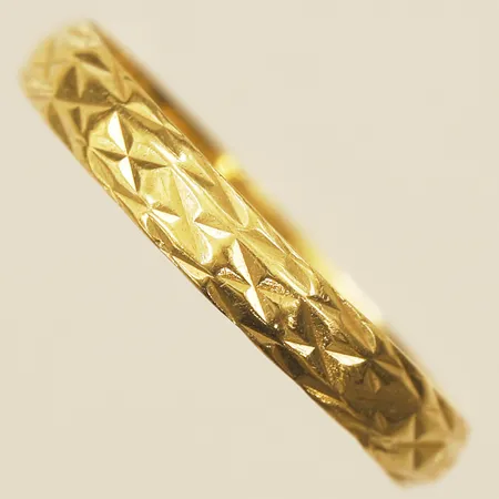 Ring, stl 19¼, bredd 3,3mm, skev, gravyr, 18K Vikt: 1,8 g