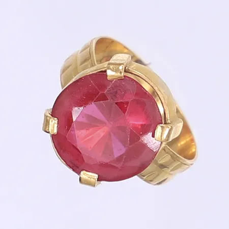 Ring med röd sten stl: 17½ bredd 5-16mm, sten något lös i fattningen, 21K Bruttovikt: 6,1g 