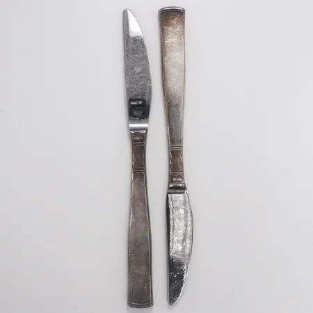 2 knivar modell Rosenholm längd 19,5cm GAB, blad i rostfritt stål, 830/1000 silver, bruttovikt 126,2gram Vikt: 126,2 g