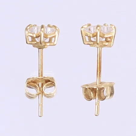 Ett par örhängen med vita stenar Ø4,5mm ena snurrebussen missformad 18K Bruttovikt: 0,5g Vikt: 0,5 g