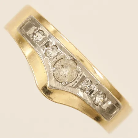 Ring med vita stenar stl:15, bredd 6,5mm, Altron 18K  Vikt: 3,5 g