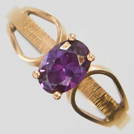 Ring med lila sten, stl: 18¼, bredd: 2-7mm, 18K Vikt: 2,1 g