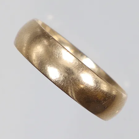 Ring slät, stl:19¼, bredd 6mm, BÖS Schalins Ringar AB, gravyr, 18K Vikt: 7,8 g