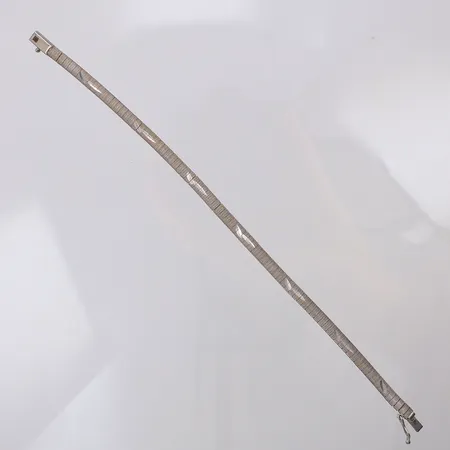 Armband halvstelt mönstrad längd 19cm bredd ca 4,2mm, silver 835/1000 Vikt: 8,7 g