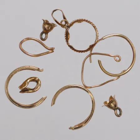 Diverse guld, defekta, 18K  Vikt: 1,4 g