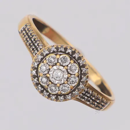 Ring diamanter 1 x ca 0,02ct + ca 48 x ca 0,005ct Guldfynd stl:18¼, gravyr, 18K Vikt: 2,2 g