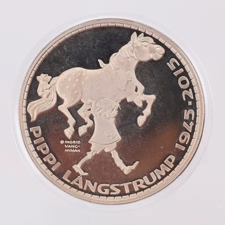 Minnesmynt Ø42 mm Astrid Lindgren 1907-2002 - Pippi Långstrump 1945-2015, formgivare Ingrid Vang-Nyman, plastetui, pappersetui, nickelpläterad koppar