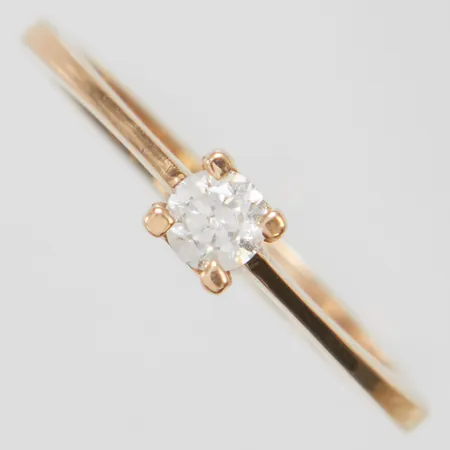 Ring med vit sten stl:15¾, bredd: 2-3,7mm, 14K Vikt: 2 g