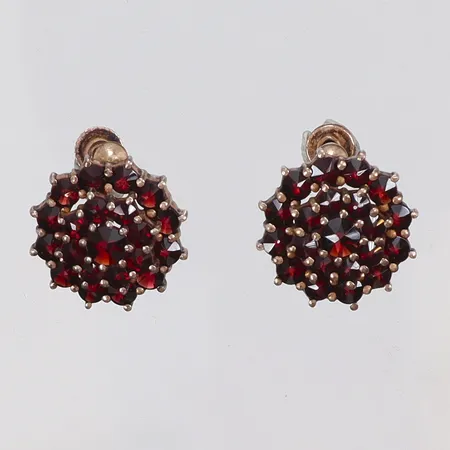 Ett par Örhängen med granater Ø14mm skruvmodell Heribert Engelbert förgyllda silver 830/1000  Vikt: 4,4 g