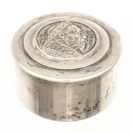 Burk med lock med dekor av mynt, Trehundraårs minne av Konung Gustaf II Adolfs död vid Lützen 6 nov 1632, år 1932, Ø54mm, höjd 31mm, A. Laurén&S 1938, silver  Vikt: 67,4 g