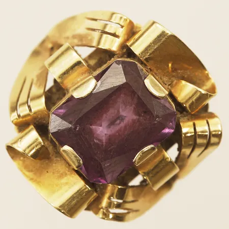 Ring med lila syntetisk safir, stl:20 bredd 20,5mm, 14K  Vikt: 5,9 g