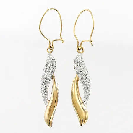 Örhängen med vita stenar längd 38mm, bredd 6mm, krokfäste, 18K Vikt: 1,1 g