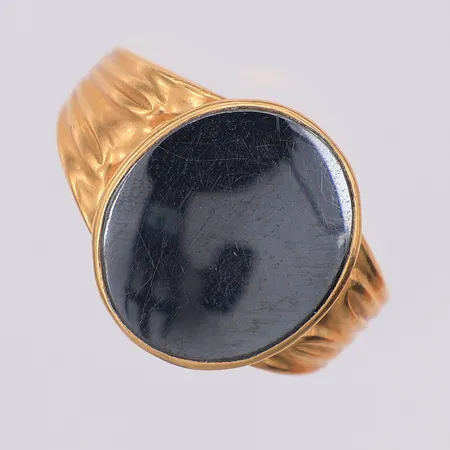Ring hematit stl:20, gravyr, 18K Vikt: 7 g