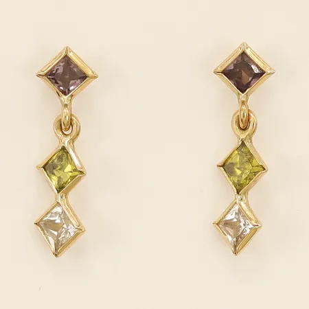 Ett par örhängen med färgade stenar längd 16mm, bredd 4,7mm saknar snurrebussar 18K  Vikt: 0,9 g