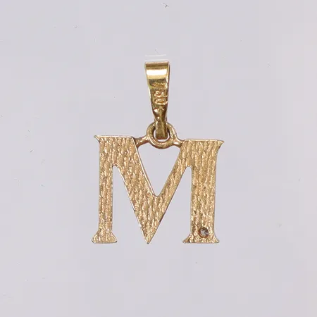 Hänge Bokstaven "M" med vit sten 11x15mm 18K Vikt: 0,7 g