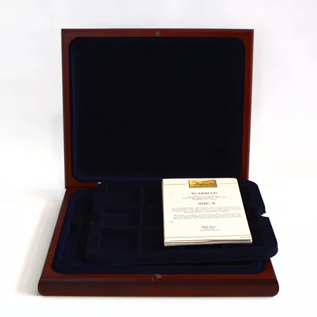 Träschatull med plats för 36 stycken samlarmynt, bruksslitage 