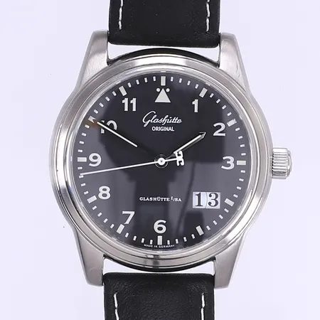 Herrur Glashütte Original Senator AutoDate, Ø39mm, automat, datum, ref 1-38-42-07-22-04, serienummer 0388, stål, läderband, smärre bruksslitage, större repor på övre högra bandhornet, serviceetui, servicekvitto från Swatch Group 2023, inga övriga tillbehör