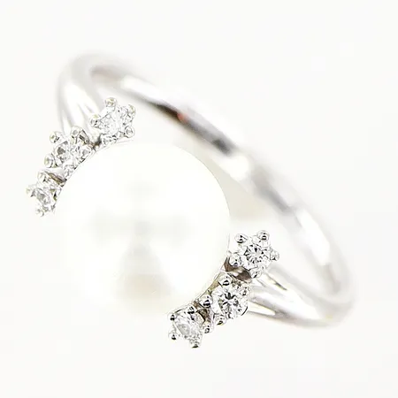 Ring vitguld med odlad pärla Ø8,5mm diamanter 6 x ca 0,01ct, briljantslipade, en klo saknas, stl:17, skena 1,5mm, 18K   Vikt: 3,7 g
