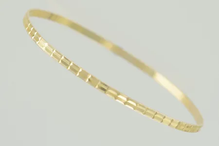 Armring diam 7cm ojämn 18K Vikt: 7,7 g