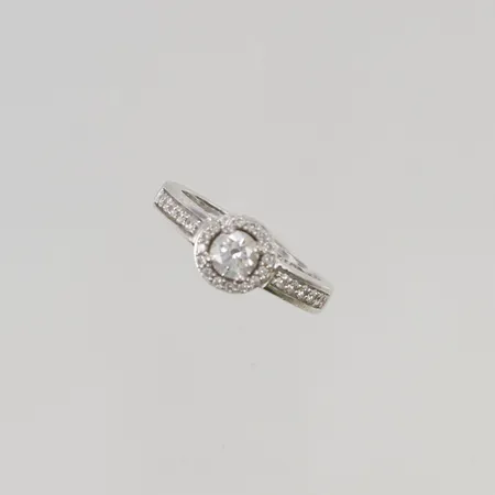 Ring med 27x diamanter totalt ca 0,50ctv, mittsten ca 0,33ct, stl:16 bredd 7mm Guldfynd, gravyr, vitguld 18K 4,8g.