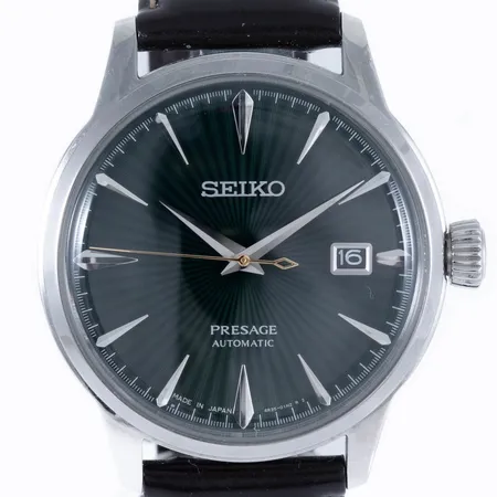 Herrur Seiko Presage Automatic stål automatisk 40,5mm, ref SRPD37J1, serienr 4R35-01T0, hardlexglas, datum, glasbaksida, brunt läderband med viklås, kvitto från 2025-10-25, putstrasa, box, ytterkartong. Mycket fint skick.