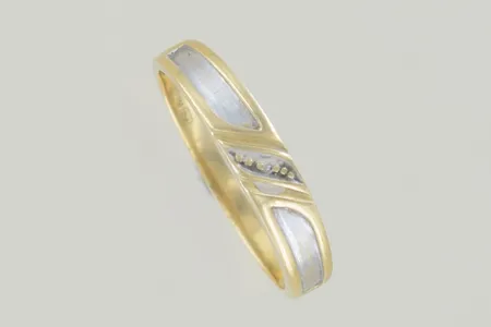 Ring med liten diamant stl:17, bredd 4 mm, 18K Vikt: 1,7 g