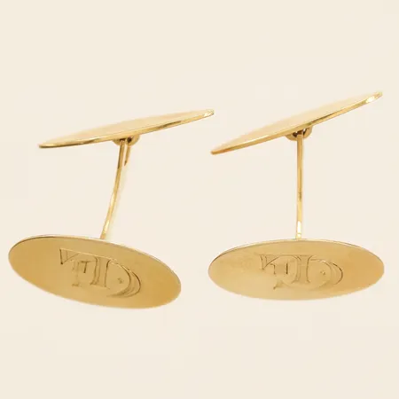 Ett par manschettknappar 18x11mm med monogramgravyr 18K  Vikt: 3,8 g