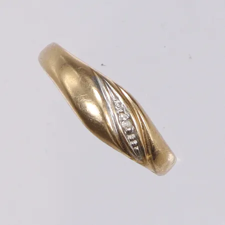 Ring med vit sten, gravyr 14K Vikt: 1,2 g