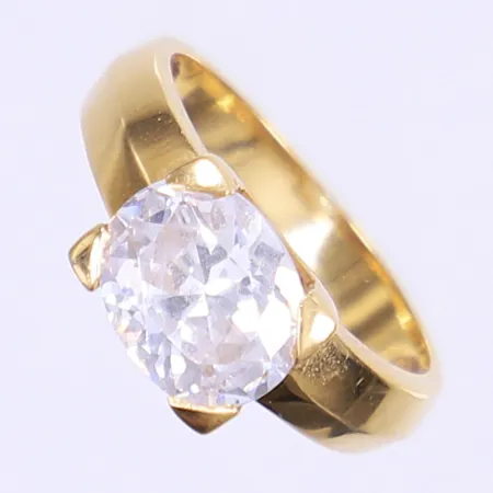 Ring med vit sten stl:17¾, bredd 3-8mm, 18K Bruttovikt: 5,7g Vikt: 5,7 g