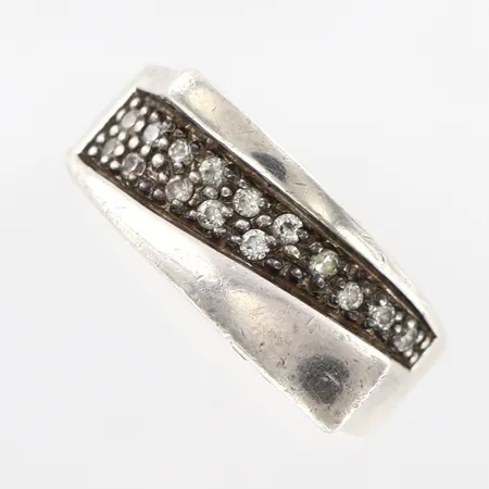 Ring med vita stenar stl:17½, bredd: 4-9mm, slitage, silver 925/1000  Vikt: 10 g