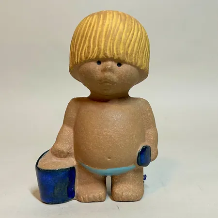 Figurin "Väst" Lisa Larson för Rörstrand, ur serien All världens barn, höjd 12,5cm, etikettmärkt, svaga stämplar, stengods 