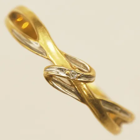 Ring med diamant 1x0,005ct, stl 19, bredd 2-1-4,5mm, GHA 18K Vikt: 1,7 g