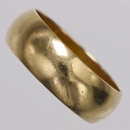 Ring slät stl:18½, bredd 6,8mm, ograverad, 14K  Vikt: 5,5 g