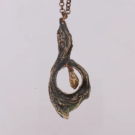 Collier organiskt mönster hänge längd 65mm bredd 25mm, kedja längd 71cm bredd 3mm, brons