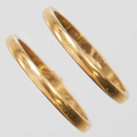 2 Ringar släta stl:18, bredd: 1,9+2mm, personlig gravyr, svenska stämplar, repiga, 18K Vikt: 4,3 g