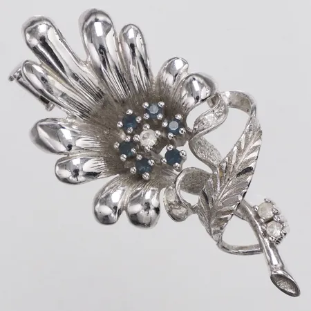 Brosch blåa och vita stenar längd 53mm, 925/1000 silver Vikt: 8,8 g