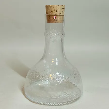 Karaff "Niva" Tapio Wirkkala för Iittala Finland, glas, kork, nött etikett, höjd 20cm botten Ø13cm