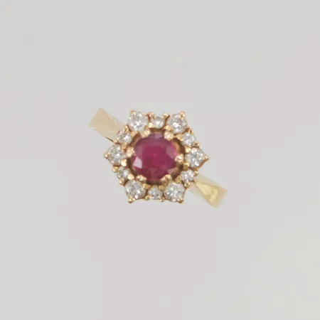Ring med diamanter 12x totalt 0,42ctv enligt gravyr, rubin 0,52ct enligt gravyr, stl:15½ bredd 12,2mm, Bo Andersson Uppsala AB, 1987, 18K 3,6g.