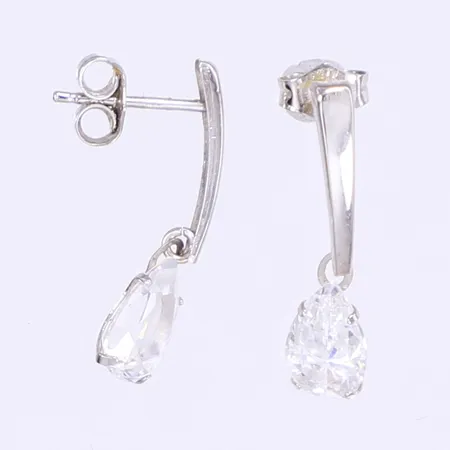 Ett par örhängen med vita stenar höjd 20mm vitguld 18K Bruttovikt: 1,2g Vikt: 1,2 g